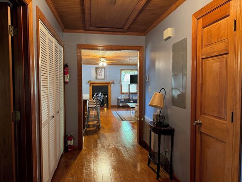 Cozy 3-bedroom cabin with a serene picturesque view of the lake at sunset