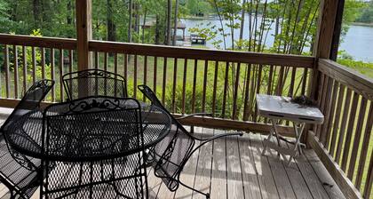 Cozy 3-bedroom cabin with a serene picturesque view of the lake at sunset