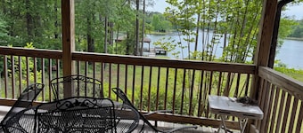 Cozy 3-bedroom cabin with a serene picturesque view of the lake at sunset