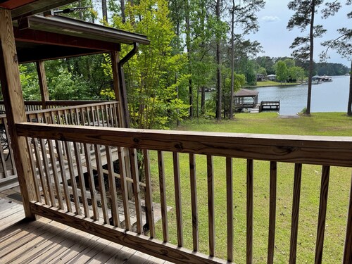 Cozy 3-bedroom cabin with a serene picturesque view of the lake at sunset