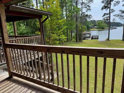 Cozy 3-bedroom cabin with a serene picturesque view of the lake at sunset