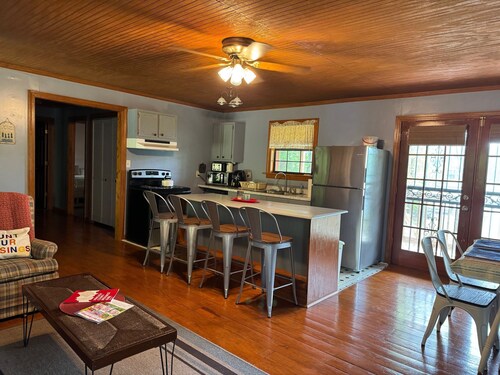Cozy 3-bedroom cabin with a serene picturesque view of the lake at sunset