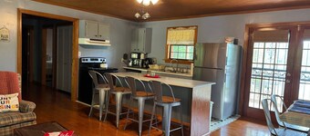 Cozy 3-bedroom cabin with a serene picturesque view of the lake at sunset