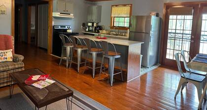 Cozy 3-bedroom cabin with a serene picturesque view of the lake at sunset