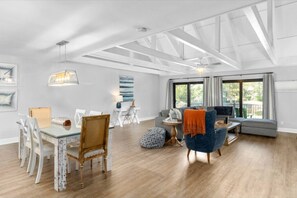 Living area - Palmetto Dunes Villa – Golf, Pools & Bike to Beach (Hilton Head Island)