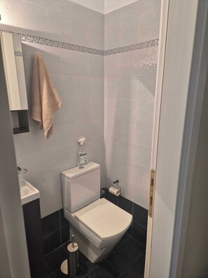 Bathroom - Oia's Square Residences (Santorini)