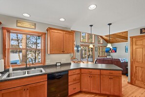4 bedrooms, desk, WiFi, bed sheets - LakeFront Manitowish Waters Cabin + Loft (Manitowish Waters)