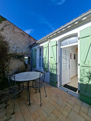 Outdoor dining - L'instant Terrière, charming house – 1,500 m from the sea (La Tranche-sur-Mer)