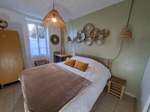 2 bedrooms, iron/ironing board, WiFi