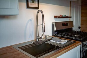 Fridge, microwave, oven, stovetop - Home Base - Sleeps 6 (Grand Marais)