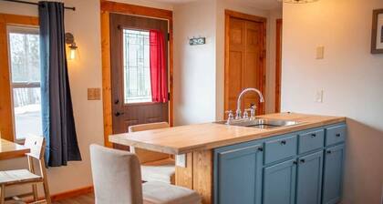 Superior Suite - 2 Blocks to Lake, Full Kitchen
