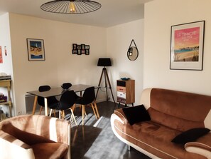 TV - Upstairs Apartment Near City Center – Garage Included (La Tranche-sur-Mer)
