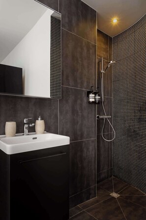 Shower, hair dryer, towels, shampoo - Champs Elysees Fancy Home 2BDR 6PPL (Paris)
