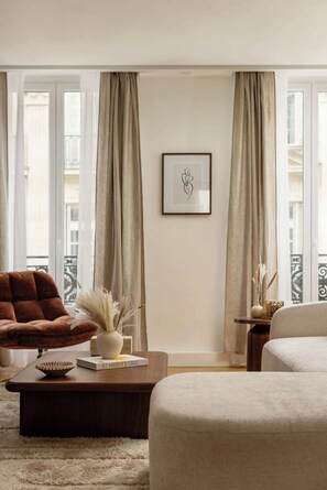TV, offices - Champs Elysees Fancy Home 2BDR 6PPL (Paris)
