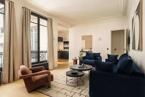 TV, offices - Classy Montaigne 2BR Suite 7P (Paris)