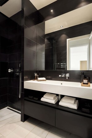 Shower, hair dryer, towels, shampoo - Classy Montaigne 2BR Suite 7P (Paris)