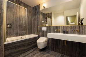 Shower, hair dryer, towels, shampoo - Montaigne Collection I 3BR 6P Triangle d Or (Paris)