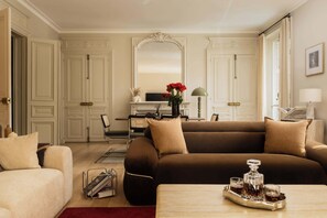 TV, offices - Montaigne Collection I 3BR 6P Triangle d Or (Paris)