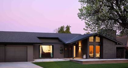 Retro Ranch: Home Theater, Pool/Spa, Pet Friendly