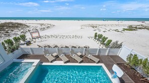 On the beach - Beachfront Luxury - Pool, Spa & Rooftop Deck (Clearwater)