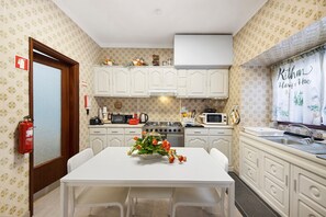 Frigorífic, microones, forn i placa de cuina 