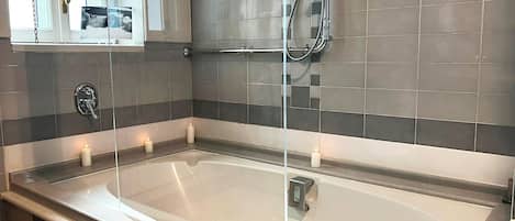 SĂšche-cheveux, bidet, savon, papier toilette
