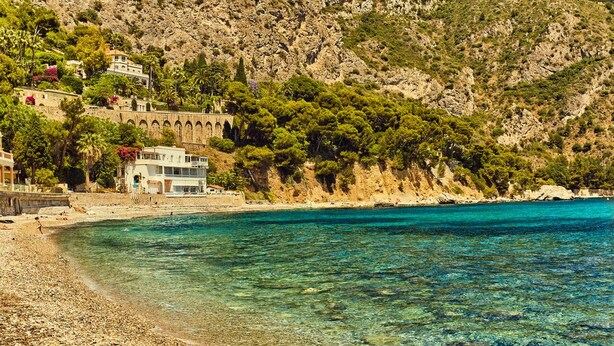 A coastal hotel with a rocky hillside, clear blue waters, and a pebble beach. - Wonderfull view! (Èze)