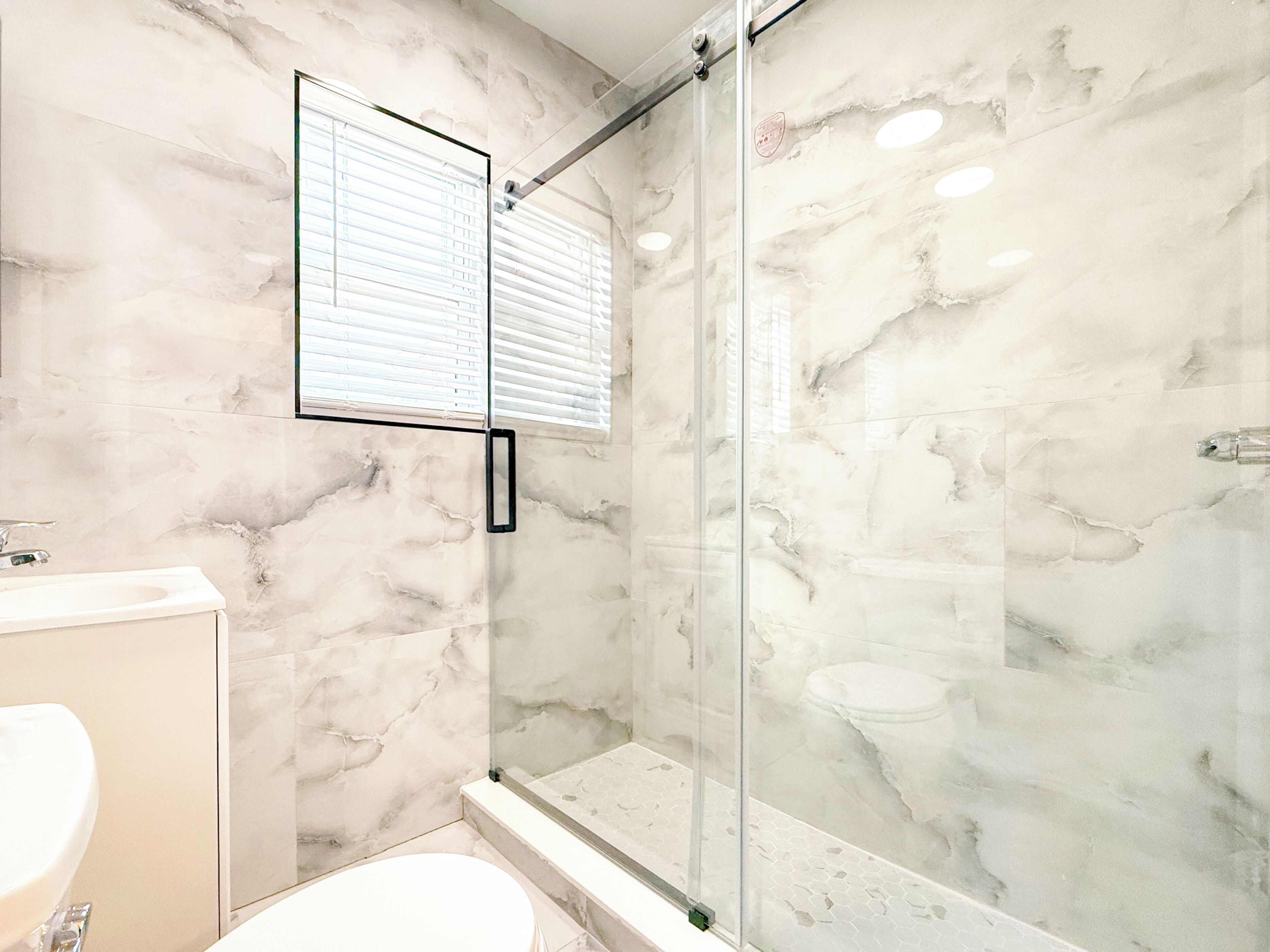 Douche, séchoir à cheveux, serviettes fournies, savon