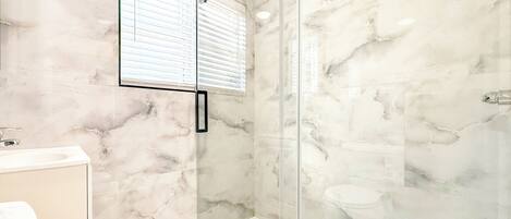 Douche, séchoir à cheveux, serviettes fournies, savon