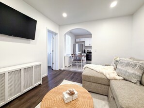 Living area - 3BR Near NYC - Quiet+Turnkey+Professionally Run (Cliffside Park)