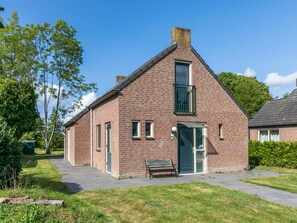 Exterior - Quiet Forest Park Cottage in Ewijk (Ewijk)