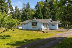 Exterior - Black Diamond Modern Mid Century Retreat Near ONP (Clallam County)