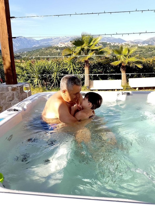 Outdoor spa tub
