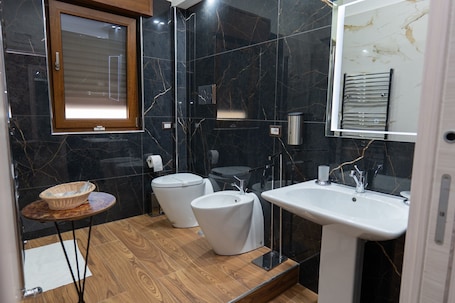 Shower, hair dryer, bidet, towels. PINK VILLA