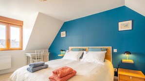 Une chambre à coucher avec un lit, un bureau et une chaise.