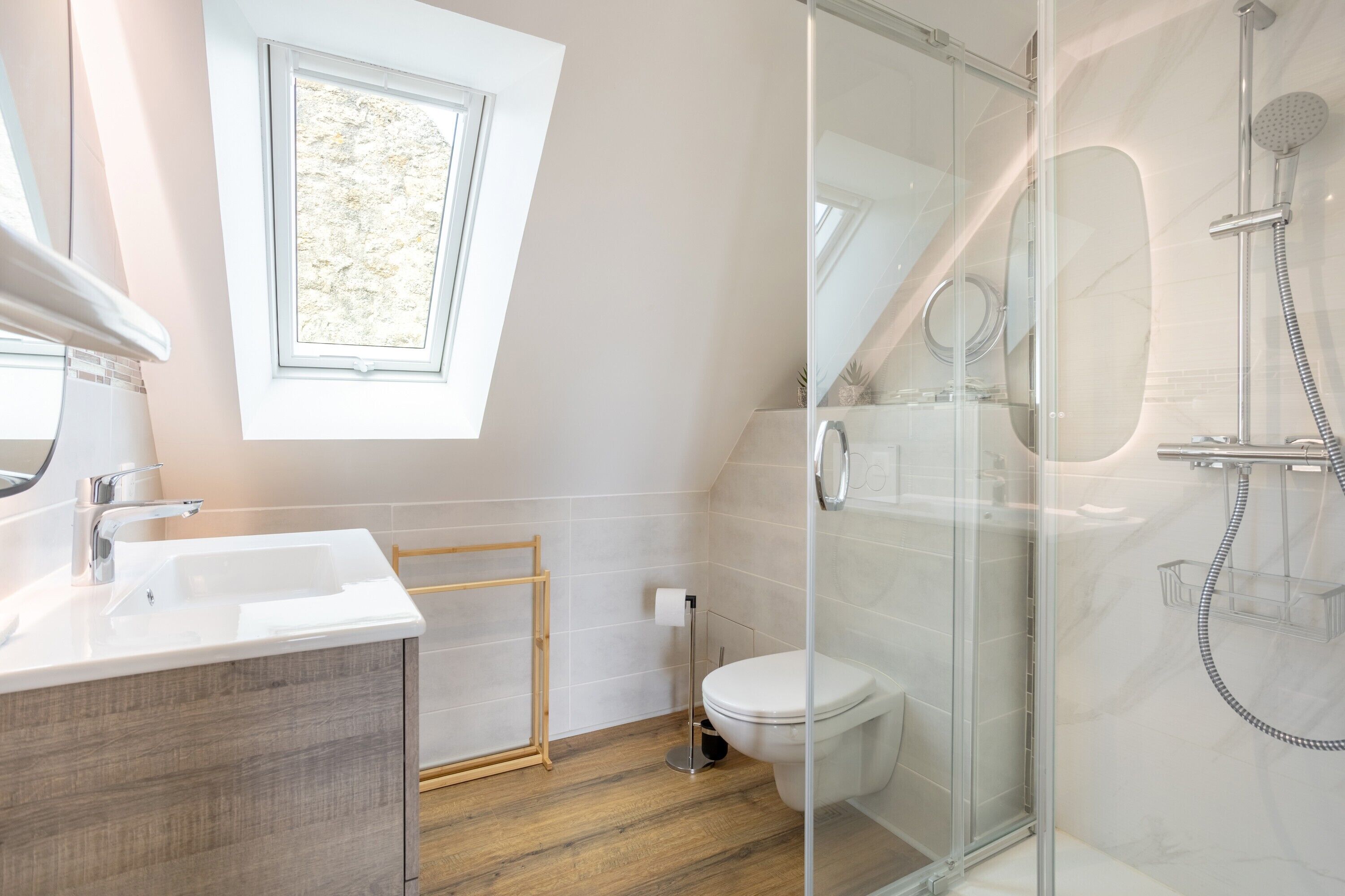 Een douche, een haardroger, handdoeken