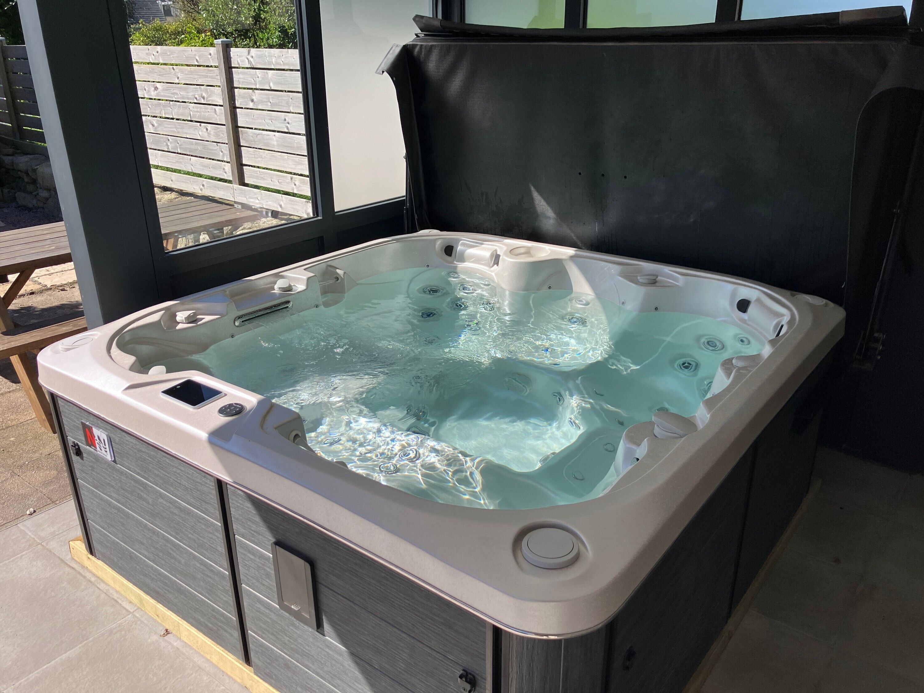 Bañera de hidromasaje al aire libre