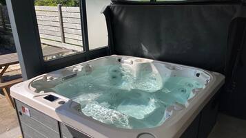 Bañera de hidromasaje al aire libre