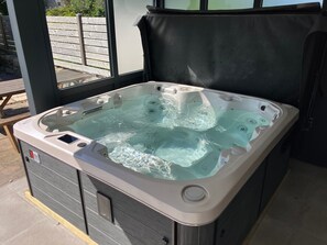 Bañera de hidromasaje al aire libre