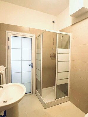Shower, hair dryer, bidet, towels - Venice Mestre Station Entire Apartment Kevin House (Venezia)