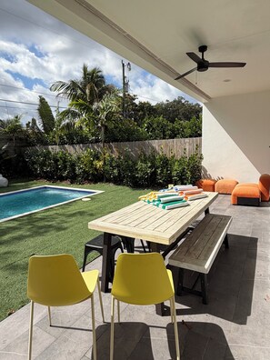 屋外ダイニングエリア