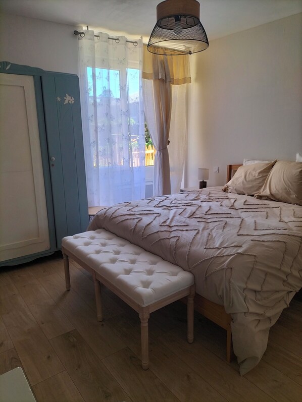 Room - Vrbo Property (Coly-Saint-Amand)