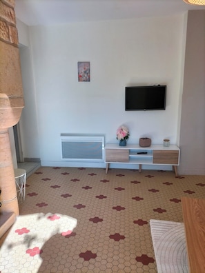 Interior - Small house in a country hamlet (Coly-Saint-Amand)