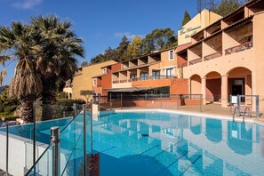 Pool - Le Mirage, a 3-star studio with sea views (Bormes-les-Mimosas)