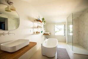 Shower, hair dryer, towels, toilet paper - House 1900 Saint-Palais-Sur-Mer near sea with swimming pool and outbuilding (Saint-Palais-sur-Mer)