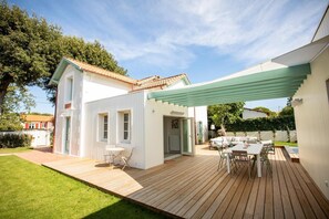Outdoor dining - House 1900 Saint-Palais-Sur-Mer near sea with swimming pool and outbuilding (Saint-Palais-sur-Mer)