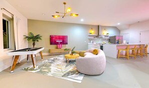 TV - Walk to Broadway • 14 Beds • Pool/Hot Tub • Sauna! (Nashville)