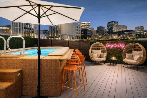 Walk to Broadway • 14 Beds • Pool/Hot Tub • Sauna!