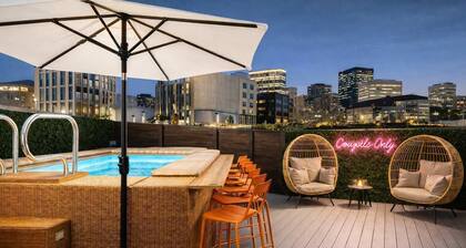 Walk to Broadway • 14 Beds • Pool/Hot Tub • Sauna!
