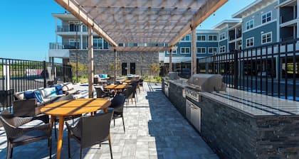 NEW Upscale Pet Friendly Condo - Walk to Outlets + Near Beaches
